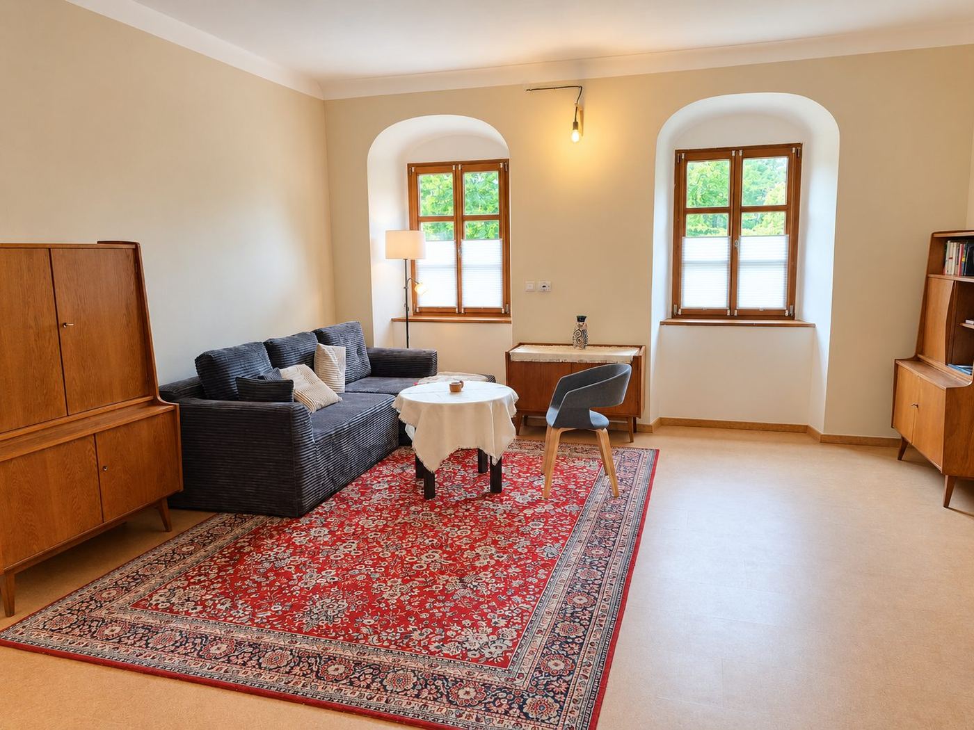 Wohnzimmer mit Sofa und Teppich