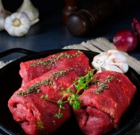 Rinderrouladen mit Kräutern, Knoblauch und Zwiebeln