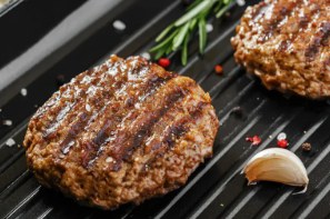 Gegrillte Rinderburger auf der Grillplatte