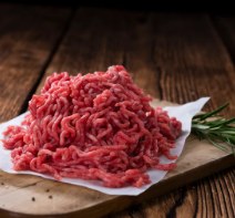 Frisches Rinderhackfleisch auf einem Holzbrett