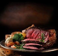 Rinderbraten mit Gemüse angerichtet