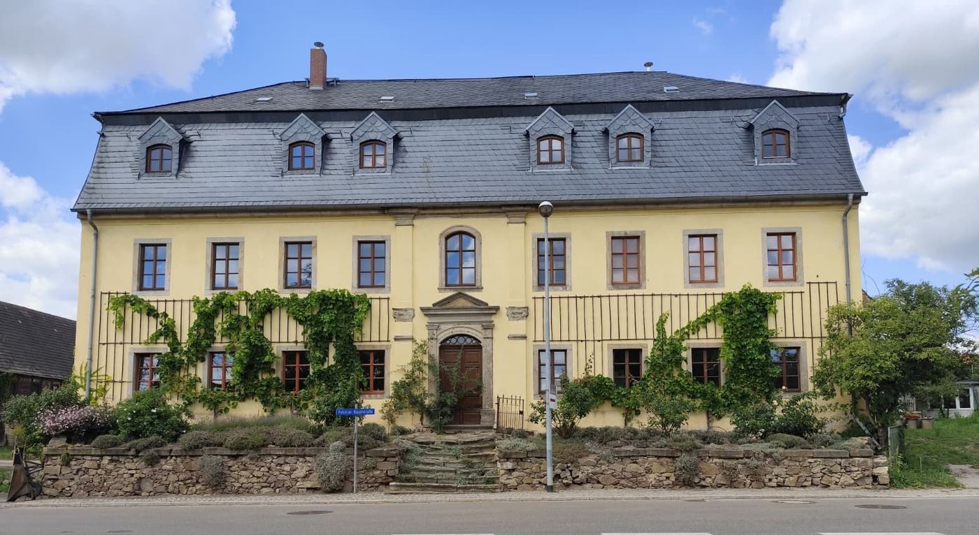 Hofansicht von Hofgut Pulsitz mit Herrenhaus, Nebengebäude und Hofeinfahrt