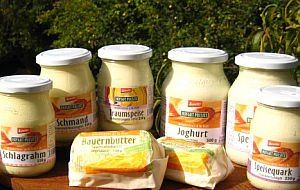 Milchprodukte im Glas im Regal des Hofladens von Hofgut Pulsitz