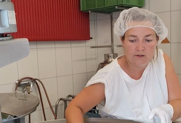 Mitarbeiterin bei der Käseherstellung in der Hofkäserei von Hofgut Pulsitz