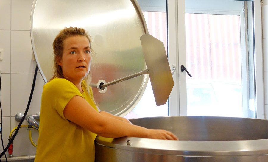 Käsemeisterin bei einem Käsekurs in der Hofkäserei von Hofgut Pulsitz